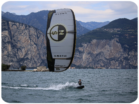 Lezione di kitesurf sul Lago di Garda con istruttore XKite